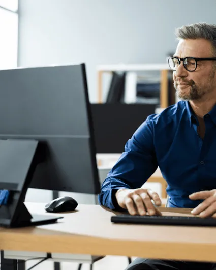 Arbeitsplatz mit Thin Client in Nutzung
