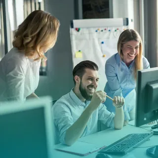Hybride Zusammenarbeit: Team im Büro nutzt digitale Tools